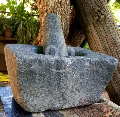 Antiques & Collectibles in Batroun - جرن (هاون) حجري أسود قديم مع مدقة | حجم وسط ووزن ثقيل $100 | ديكور ومطحنة تقليدية