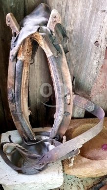 Antiques & Collectibles in Batroun - كدانة / طوق حصان خشبي وجلدي قديم | قطعة تراثية وديكور ريفي بـ 100$