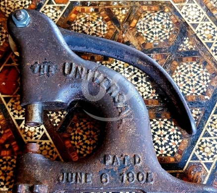 Antiques & Collectibles in Batroun - مكبس يَدوي عتيق B.H. Smith Mfg Co | صنع شيكاغو أمريكا (1905) قطعة ديكور بـ 45$