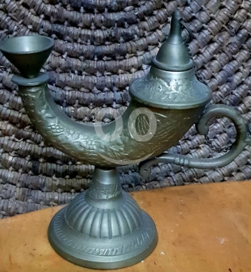 Antiques & Collectibles في البترون - سراج زيت نحاسي قديم مع فتيلة | قنديل عتيق ديكور شرقي جاهز للإضاءة بـ 20$