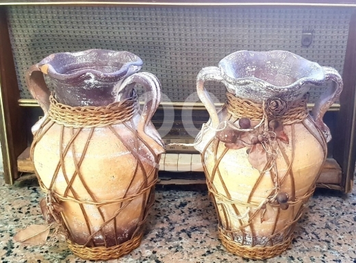 Antiques & Collectibles في البترون - فازات فخارية ريفية (2 قطعة) ملفوفة بالخوص | حجم وسط وديكور منزل بـ 30$