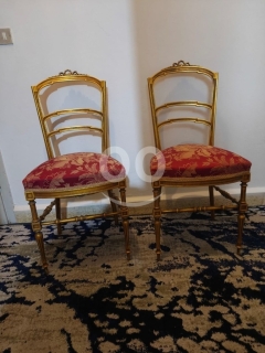 زوج كراسي مذهبة عتيقة (طراز إنجليزي-فرنسي) | تنجيد قماش أحمر فاخر | ديكور ملكي