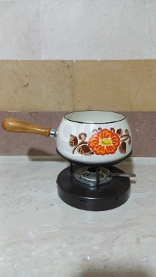 Autres biens dans Minieh - طنجرة فوندو مينا (Fondue Pot) عتيقة مزينة بالزهور | قطعة ديكور مطبخ كلاسيكية | السعر 30$