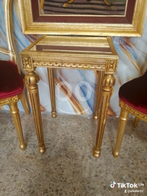طقم صالون مذهب كلاسيكي مع طاولة وتابلوه فني فاخر | Classic Gilded Salon Set with Table an… — 4