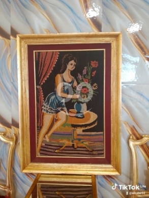 طقم صالون مذهب كلاسيكي مع طاولة وتابلوه فني فاخر | Classic Gilded Salon Set with Table an… — 5