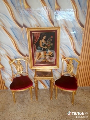 طقم صالون مذهب كلاسيكي مع طاولة وتابلوه فني فاخر | Classic Gilded Salon Set with Table an… — 2