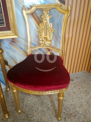طقم صالون مذهب كلاسيكي مع طاولة وتابلوه فني فاخر | Classic Gilded Salon Set with Table an… — 3