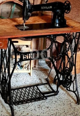 Antiques & Collectibles in Batroun - آلة خياطة سينجر أنتيك "عش العقرب" (صنع في ألمانيا) - ديكور صناعي ونجارة