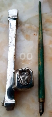 Antiques & Collectibles in Batroun - محبرة فضية (مفضضة) أنتيك وقلم حبر - مجموعة كتابة كلاسيكية نادرة وديكور مكتبي