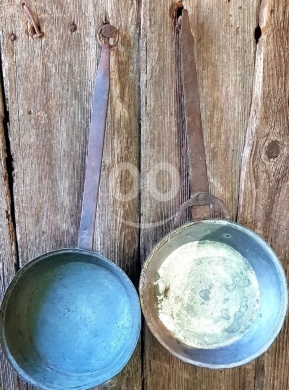 Antiques & Collectibles في البترون - مقلاية نحاس قديمة بمقبض طويل - أواني طهي عتيقة للاستعمال على الحطب والوقدة