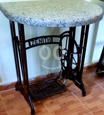 Antiques & Collectibles في البترون - كونسول طاولة أنتيك (قاعدة ماكينة خياطة يابانية) مع بلاطة غرانيت - ديكور صناعي فاخر