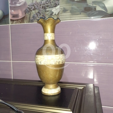 Antiques & Collectibles in Tripoli - فازة نحاسية كلاسيكية مزينة بالصدف | Classic Brass Vase with Mother of Pearl Inlay