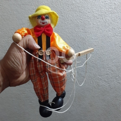 مستلزمات الاطفال في طرابلس - دمية مهرج خشبية كلاسيكية مع خيوط للتحكم بحالة ممتازة | Classic Wooden Clown Marionette Puppet
