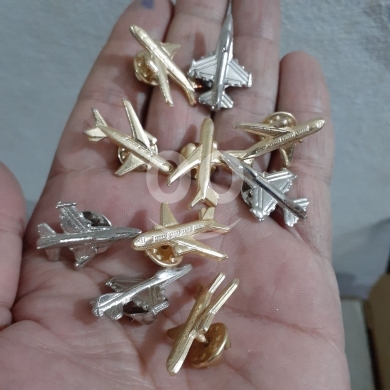 الملابس، الأحذية والزينة في طرابلس - دبوس بروش بتصميم طائرة مميز وأنيق | Airplane Design Metal Brooch Lapel Pin