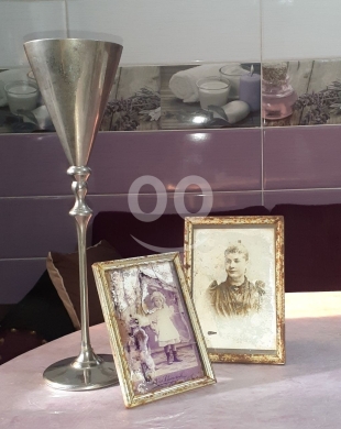 Antiques & Collectibles dans Tripoli - كأس فضي عتيق مع إطارات صور كلاسيكية مميزة | Vintage Silver Goblet & Classic Picture Frames