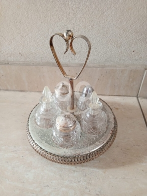 Other Goods in Qobeih - حاملة توابل/زيت أنتيك فضية (Cruet Set) - أطباق تقديم زجاجية لديكور المائدة الفاخر