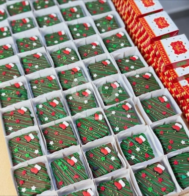 Food & Drink in Al Dahye - Holiday Brownie Box | 12 Christmas Tree & Hat Designs $20