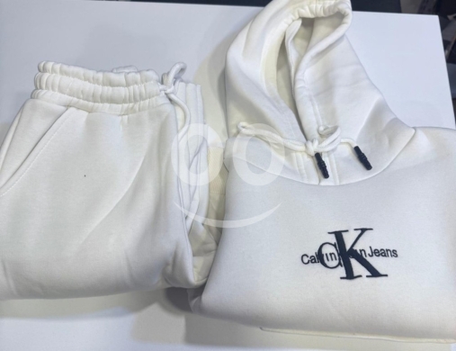 Vêtements, chaussures et accessoires dans Saïda - طقم رياضي كالفن كلاين أبيض أصلي | Original Calvin Klein White Tracksuit Set