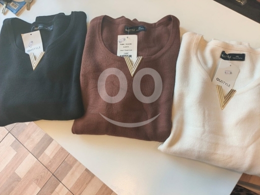 Vêtements, chaussures et accessoires dans Saïda - كنزة نسائية أنيقة بياقة V وتفاصيل ذهبية | Chic Women&#039;s V-Neck Sweater with Gold Detail