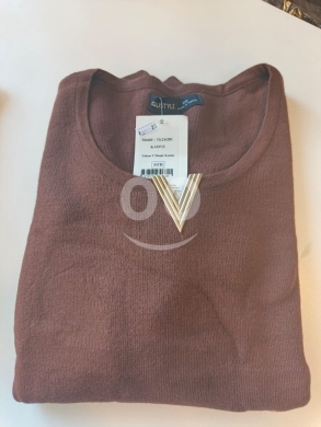 كنزة نسائية أنيقة بياقة V وتفاصيل ذهبية | Chic Women's V-Neck Sweater with Gold Detail — 3