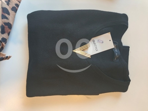 كنزة نسائية أنيقة بياقة V وتفاصيل ذهبية | Chic Women's V-Neck Sweater with Gold Detail — 4