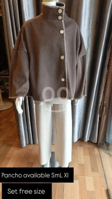 Vêtements, chaussures et accessoires dans Saïda - طقم شتوي أنيق: بانشو بني مع طقم بنطال بيج | Elegant Winter Set: Brown Poncho with Beige Pants