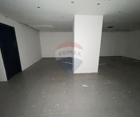 Commercials for rent in Nadim EL Jisr - R9-2977 Showroom for Rent in Nadim El Jisr Tripoli - 219 m², 3 Floors, 2 Facades, Parking