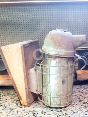 Antiques & Collectibles في البترون - منفخ دخان نحل عتيق - أداة تقليدية لتربية النحل وقطف العسل