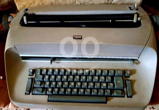 Antiques & Collectibles in Batroun - آلة كاتبة كهربائية عتيقة IBM - طراز كلاسيكي بمفاتيح AZERTY للمقتنيات