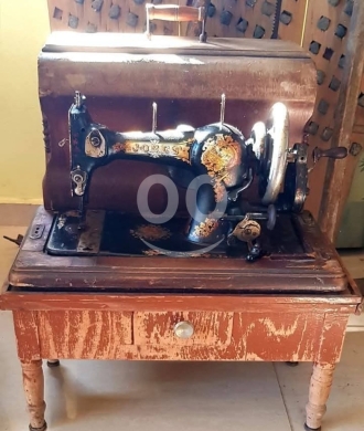 Antiques & Collectibles in Batroun - مكنة خياطة جونز عتيقة (صنع بريطاني ١٨٩٠-١٩١٠) - تعمل بشكل ممتاز مع الطاولة