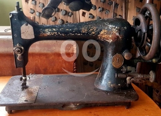 Antiques & Collectibles in Batroun - ماكينة خياطة سنجر قديمة للبيع - رأس أسود عتيق (صنع في أمريكا)