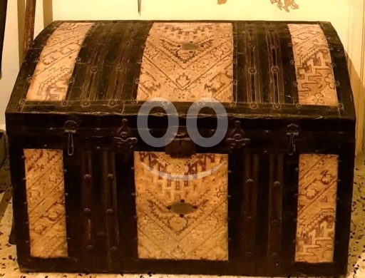 Antiques & Collectibles in Batroun - للبيع: صندوق قديم عتيق ومزخرف - تخزين تراثي وديكور مميز
