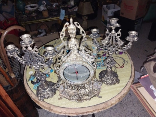 Antiques & Collectibles in Mazraa - طقم ساعة مكتب نحاس كلاسيكية مع شمعدانين | Vintage Brass Clock Set with Two Ornate Candlesticks