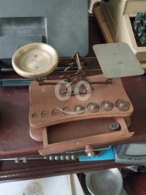 Antiques & Collectibles dans Mazraa - ميزان نحاس سوبر أنتيك نادر عمره فوق 70 سنة للذهب والعطارة | Rare 70-Year-Old Antique Brass Scale