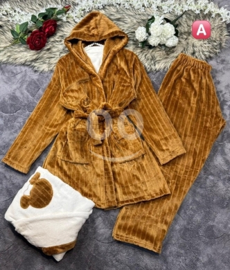 Clothes, Footwear & Accessories in Loussiya - بيجامة نسواني مخمل 3 قطع