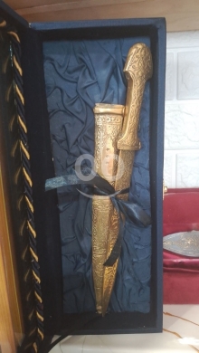Antiques & Collectibles in Bchamoun - خنجر تراثي مذهب مزخرف مع صندوق عرض فاخر | Antique Golden Ornamented Dagger with Luxury Box