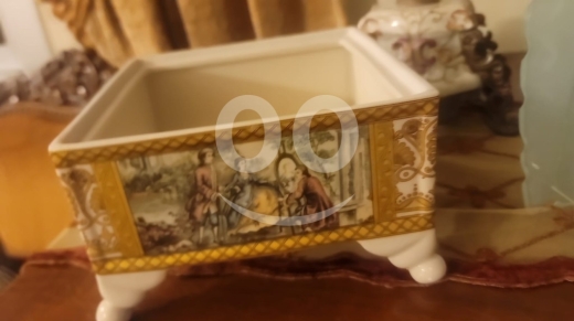 Other Goods in Beirut City - علبة بورسلين أثرية مزخرفة | رسومات كلاسيكية مذهبة | $40