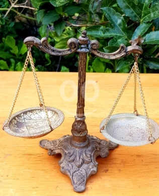 Antiques & Collectibles in Batroun - ميزان العدل ديكور عتيق - قطعة فنية مميزة للمكاتب والمنازل