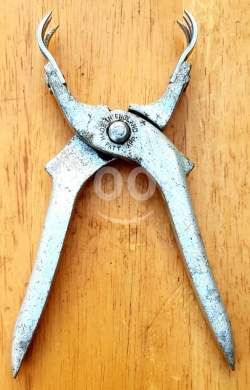 Antiques & Collectibles in Batroun - ملقط ثلج مفضض "صناعة إنجليزية" - قطعة أنتيك مميزة لهواة المقتنيات