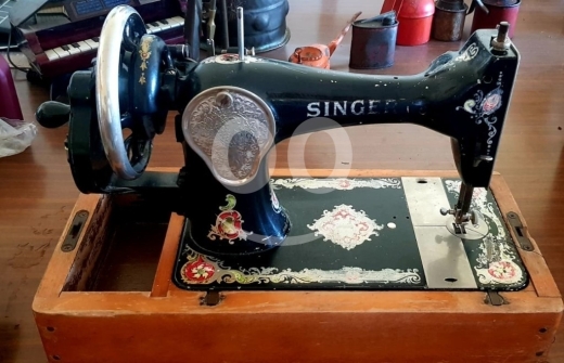Antiques & Collectibles in Batroun - ماكينة خياطة سنجر (SINGER) أنتيك - إصدار فرنسي نادر مع زخارف أصلية