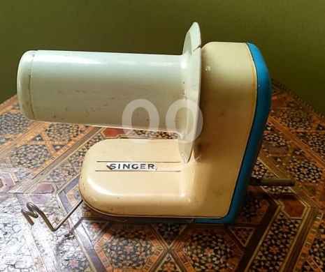 Antiques & Collectibles في البترون - ماكينة سنجر (SINGER) قديمة ونادرة لتعبئة مكوك الخيوط والصوف - قطعة أنتيك مميزة