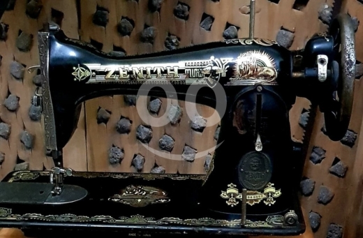 Antiques & Collectibles في البترون - ماكينة خياطة زينيت (ZENITH) قديمة - صناعة يابانية مميزة للعرض والديكور المنزليإليك قطعة فنية نادرة ت