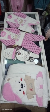 Baby & Kids Stuff in Tripoli - طقم مواليد بناتي كامل (زهري وأبيض) - تصميم "دبدوب" لطيف وخامة شتوية دافئة