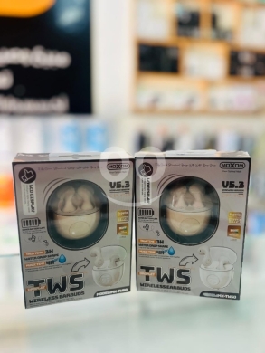 Mobile accessories in Zgharta - MOXOM MX-TW50 TWS Wireless Earbuds - High-Fidelity Stereo Sound with LCD Display