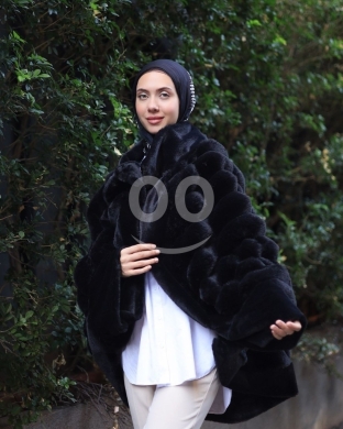 Clothes, Footwear & Accessories in Al Dahye - fur coat ribbed