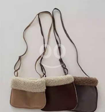 Vêtements, chaussures et accessoires dans Beyrouth - Winter Sherpa Fleece Trim Crossbody Bag