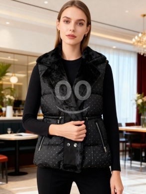 Clothes, Footwear & Accessories in Al Dahye - Vest with strass and fur