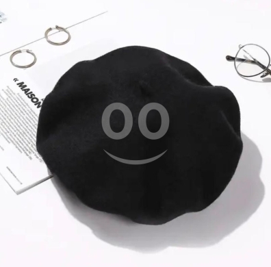 الملابس، الأحذية والزينة في مدينة بيروت - Elegant Black Wool Beret