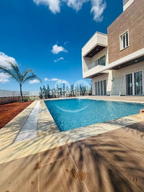 Other real estate in Deir el-Zahrani - فيلا "دوبلكس" فاخرة للبيع في دير الزهراني | مسبح خاص وإطلالة خلابة