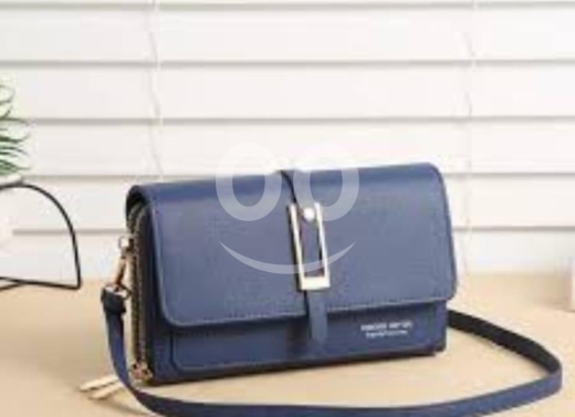 Clothes, Footwear & Accessories in Beirut City - حقيبة كروس أنيقة باللون الكحلي